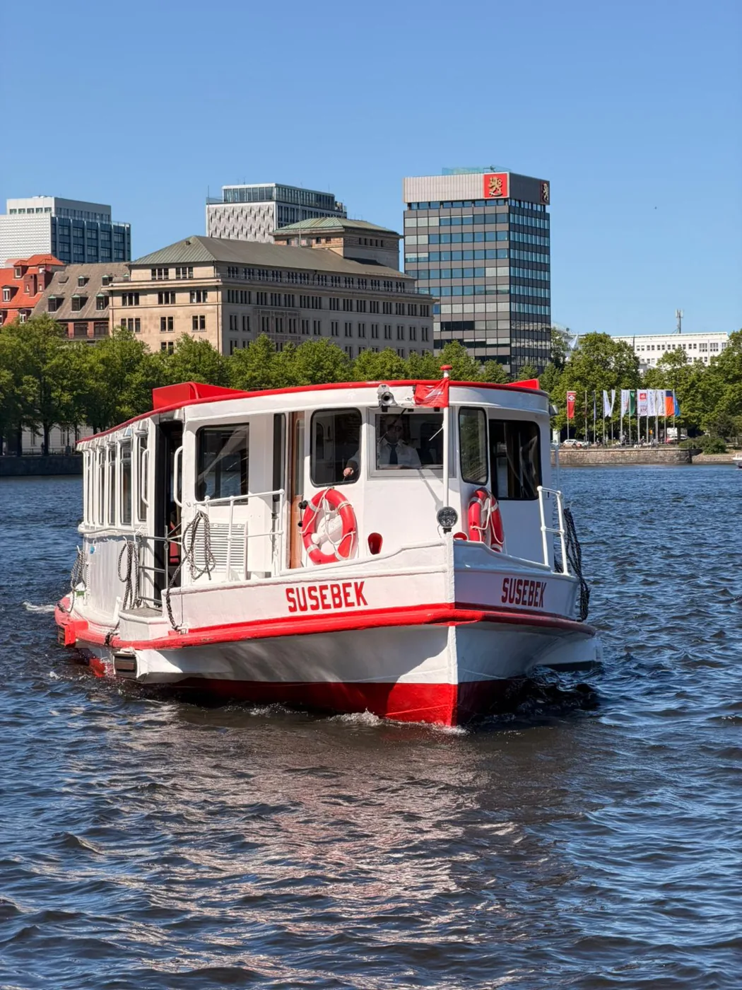 Rote Alsterfähre auf der Binnenalster