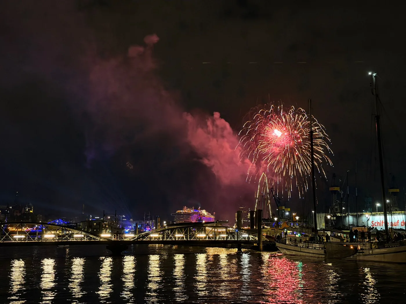 Feuerwerk über dem Hamburger Hafen bei Nacht