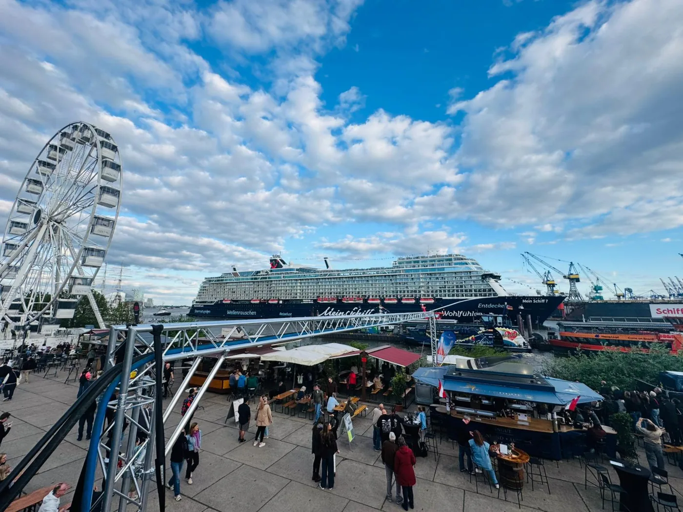 Marktstände und Besucher am Hamburger Hafen