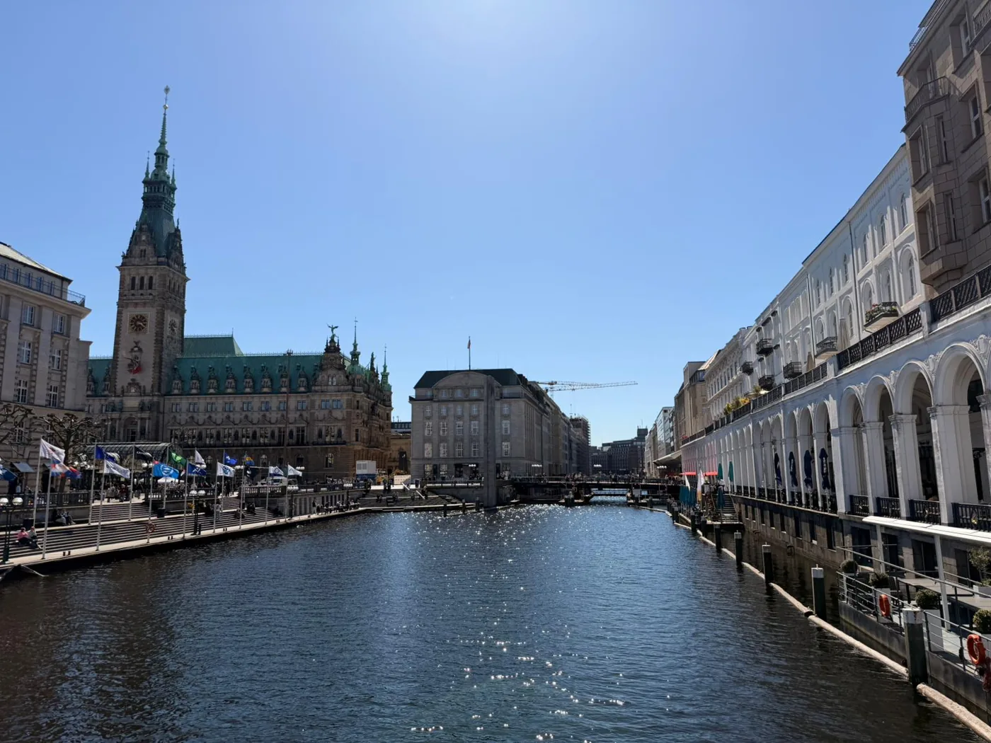Hamburger Rathaus an der Kleinen Alster bei Sonnenschein