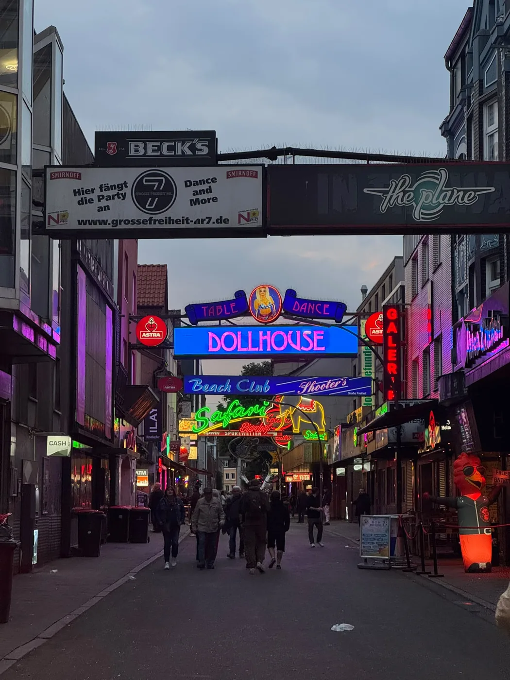 Neonlichter der Reeperbahn am Abend
