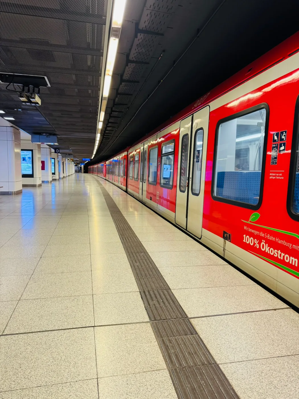 Rote S-Bahn an der Station · direkt vor der Tür