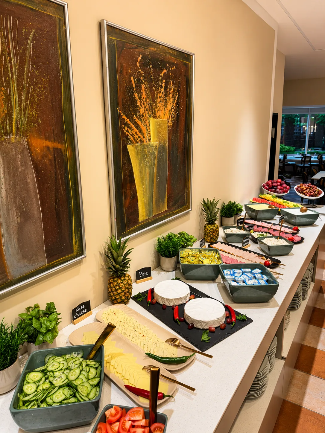 Käse- und Salatauswahl am Frühstücksbuffet