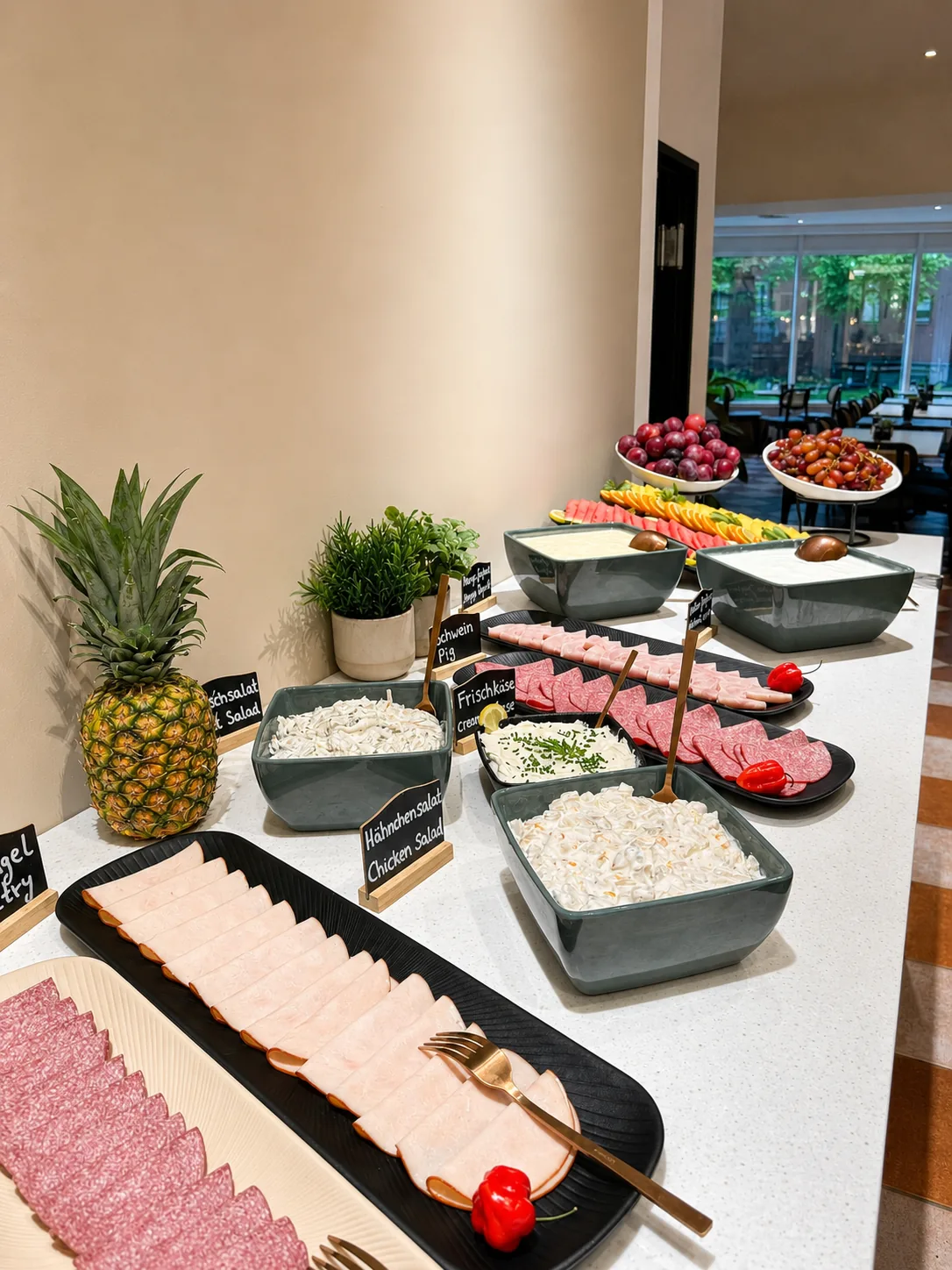 Käse- und Wurstauswahl am Buffet