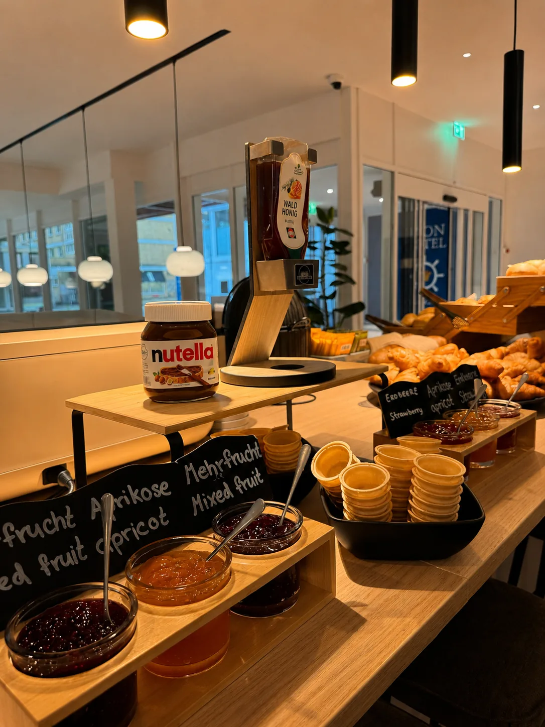 Marmeladen und frische Croissants auf dem Frühstücksbuffet