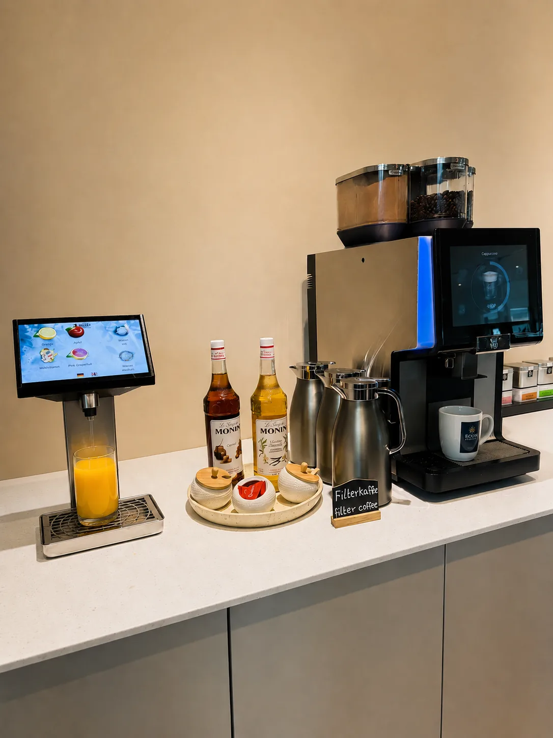 Kaffeevollautomat und frisch gepresste Säfte