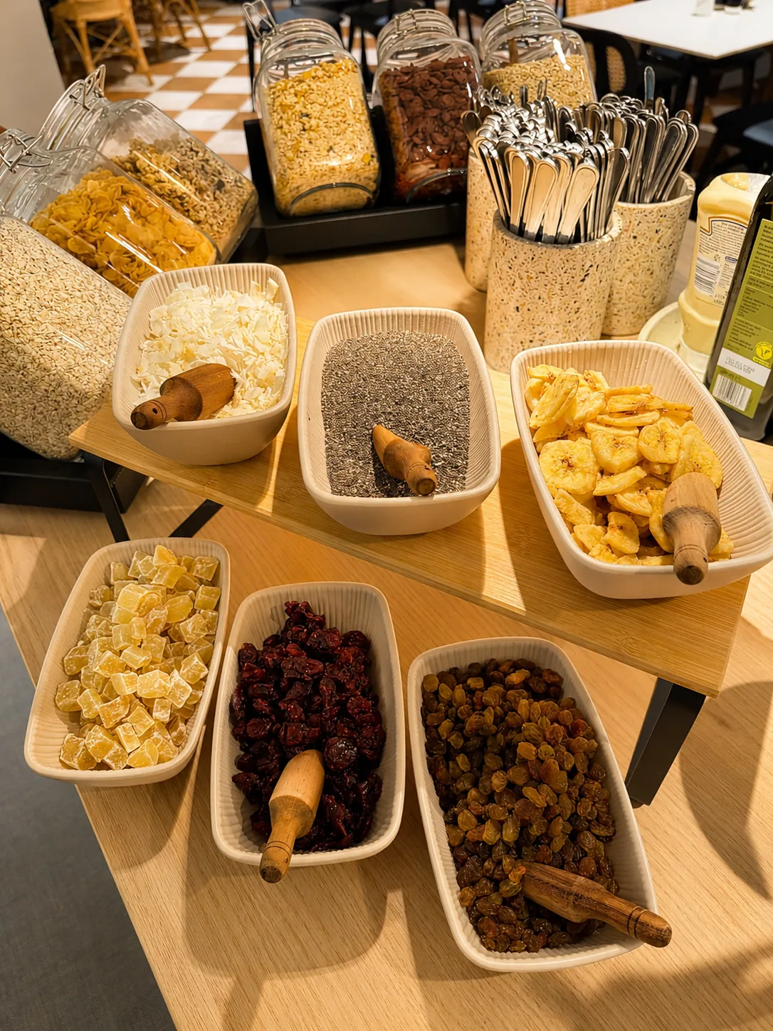 Cornflakes- und Müsli-Bar mit Toppings in Glasbehältern