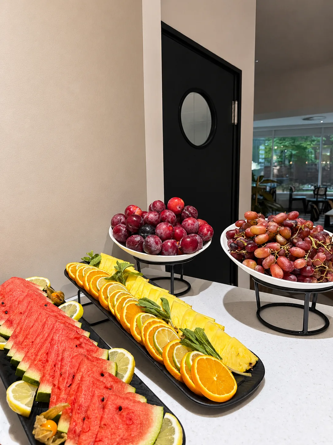 Frische Obstplatte am Frühstücksbuffet