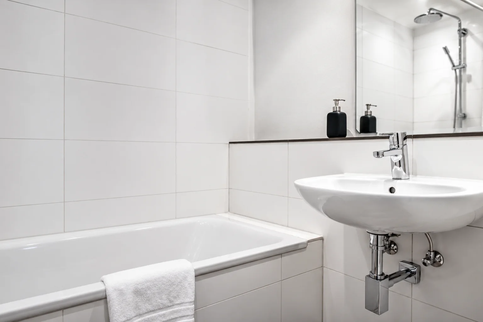 Badezimmer des Panoramazimmers mit Badewanne, Regendusche und Waschbecken