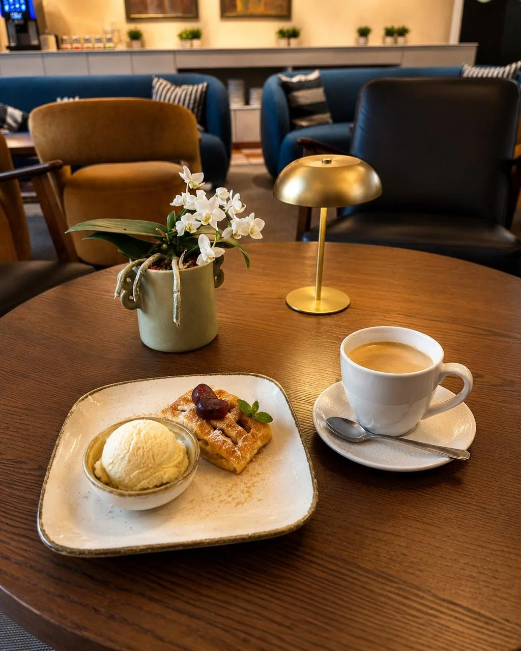 Zurück im EGON HOTEL · Apfelstrudel und Kaffee in der Egon Lounge