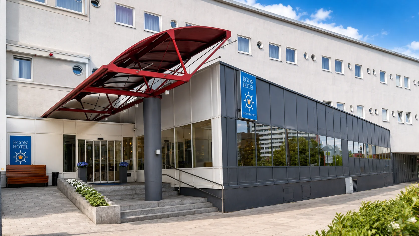 Vor dem EGON HOTEL bei Tag