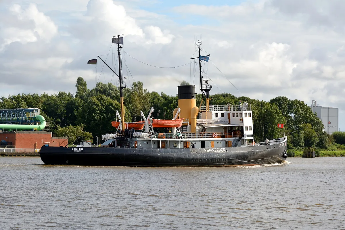 Museumshafen Övelgönne · historischer Eisbrecher an der Elbe