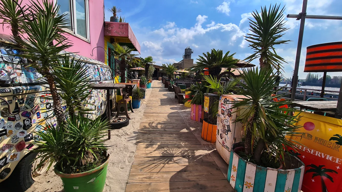 StrandPauli · bunter Boardwalk mit Palmen am Hamburger Hafen